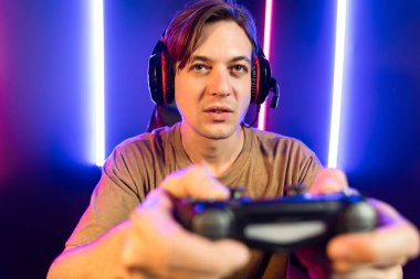 Kontrol kumandalı akıllı oyun flamasının keyfini çıkarın, modern teknoloji siber neon ışık odasında yetenekli oyuncularla çevrimiçi canlı sosyal medya grubu oyunu oynayın. Bireysel.