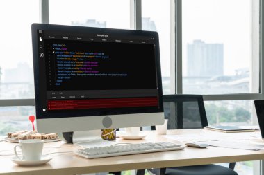 Model uygulama ve program kodlaması için bilgisayar ekranında yazılım geliştirme programlama