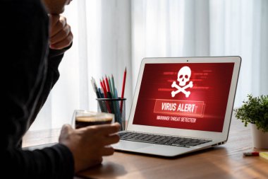 Bilgisayar ekranındaki virüs uyarısı mobil siber tehdit, hacker, bilgisayar virüsü ve kötü amaçlı yazılım tespit edildi
