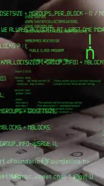 Bilgisayar klavyesinde çalışan ve soyut program kodları ve bilgisayar betiği gösteren bir adam tarafından bilgisayar programlama ve yazılım geliştirmenin yaratıcı görüntüsü