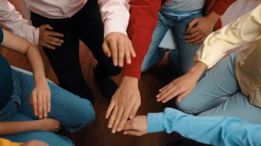 Girişimci şirket çalışanlarının el ele tutuşması başarılı bir iş ortaklığı grubunu ve panoramik videoda toplumsal iş yerinde güçlü bir birlik takım çalışmasını sembolize ediyor. Sinerjik