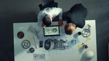 İş arkadaşı toplantıda yürürken akıllı proje yöneticisinin oturması zaman aşımı. Meslektaşı soru sorarken türbin motoru ya da elektronik jeneratöre bakan profesyonel bir mühendis. Hizalama.