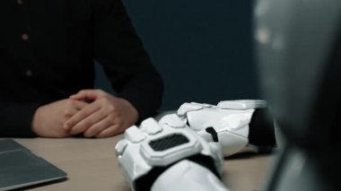 İş dünyasından profesyoneller, kilit performans ölçümlerini değerlendirmek, stratejik planlama ve pazarlama girişimlerini işbirlikçi bir ortamda geliştirmek için yapay zeka teknolojisine başvuruyorlar. Noogenesis Yapay Zeka