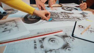 Bir grup mühendisin işbirlikçi beyin fırtınası yaparak detaylı teknik şemalar ve makine tasarımları oluşturduğu dinamik bir sahne. SACTR
