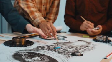 Mühendislerden oluşan dinamik bir ekip, teknik çizimler ve mekanik bileşenleri modern bir çalışma alanında incelerken, işbirliğini ve yeniliği teşvik ederek ayrıntılı tartışmalara girişiyor. SACTR