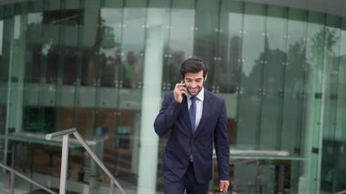 Kafkasyalı yetenekli bir proje yöneticisi. Bulanık geçmişiyle şehirde yürürken telefonla konuşuyor. Akıllı telefon kullanan yetenekli bir işadamı bulanık geçmişi olan bir proje yöneticisiyle konuşuyor. Sevinçli..