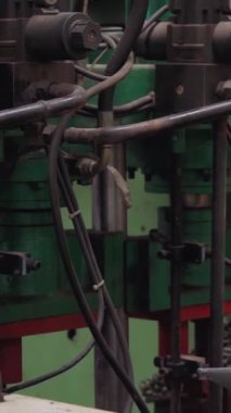 Fabrika atölyesinde makine kullanan akıllı bir fabrika işçisi. Endüstri ve mühendislik kavramı.