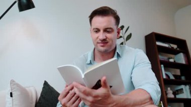 Kanepede oturan orta yaşlı bir adam, sosyal ve hayal gücü ile ilgili fantezi kurgu kitapları okurdu. Çocukları akıllı bir baba olmak için yetiştirirdi. Hayat boyu öğrenme konsepti. Uyumsuzluk.