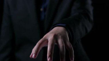 İş adamı, QC ve QA standartlarının karşılandığından emin olmak için katı kalite güvencesi protokolleri uyguluyor. Kalite güvencesi ile sertifikalı ürün mükemmelliğine ulaşmak. Kullanıcı Kimliği