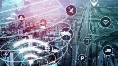 Yeni şehir yolunda gelecek araba trafiği için akıllı ulaşım teknolojisi kavramı. Sanal akıllı sistem, şehir sokaklarındaki araç verilerini birbirine bağlamak için dijital bilgi analizi yapıyor .