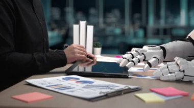 İleriye dönük bir toplantıda, yöneticiler araştırma hedeflerini düzene sokmak, daha güçlü bir pazarlama yol haritası oluşturmak ve uyum çabalarına ilham vermek için yapay zeka destekli analitikler benimsediler. Noogenesis Yapay Zeka