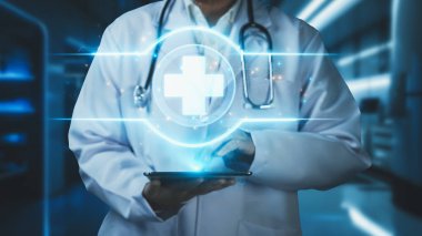 Tıbbi haç hologramına işaret ederken elinde tablet olan profesyonel doktorlara yaklaş. Pratisyen hünerli pratisyen hekim tedavi ve tıbbi araştırma için hazırlık yapıyor. İyileştirici.