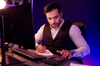 Akıllı iş adamı evrak raporlarını analiz eder, satış çeyreği online kanalı için kar ya da zarar hesaplar ürün servisinde hedef kitle pazar müşterisini neon karanlık ışık odasında karşılaştırır. Tahmin et..