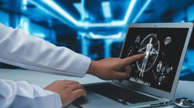 Çalışan ve bilgisayarında insan anatomisi hologramı olan bilgisayarları gösteren doktorları kapatın. İnsan röntgeninden teşhis koyulurken tıbbi verilere erişen profesyonel bir tıp çalışanı. İyileştirici.