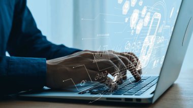 Bilgisayarda Dijital Güvenlik Simgeleri ve Veri Görselleştirme, Modern Teknoloji, Siber Güvenlik ve Dijital Dönüşüm 'ü Temsili Elleri Yazıyor. Dörtgen.