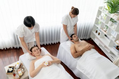 Kafkasyalı çift stres önleyici kafa masajının keyfini çıkarıyor ve lüks otellerde ya da otel spa salonlarında gündüz kaplıcalarında yüz güzelliği eğlencelerini şımartıyor. Sessiz.
