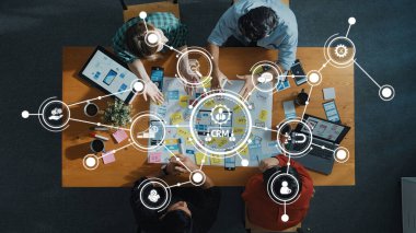 Takım Toplantısı sırasında CRM Konseptleriyle İşbirlikçi Çalışma Ortamı Geliştirilmiş Sonuçlar İçin Dijital Strateji ve Bağlantıya Odaklanma. Dostluk