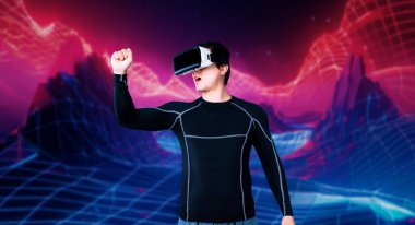 Yetenekli oyuncular video oyununda zaferi kutlarken mavi ve pembe soyut arka planda VR kulaklık takıyorlar. Siyahi vücutlu profesyonel bir adam ayakta durup kazanmayı kutluyor. Yaratıcılık.