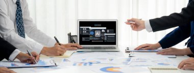 Yapay zeka teknolojisini çalıştırmak için komut mühendisi ve kullanıcı kolaylığı için üretici yapay zeka yardımcı araçları insanların yapay zeka hareketini teşvik ederek üretken yapay zeka fonksiyonları ile çalışmasına yardımcı olur