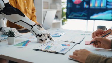 Bir veri analiz oturumu sırasında robot ve insan arasındaki etkileşimi gösteren dinamik bir çalışma alanı. Çizelgeler ve grafikler önemli iş görüşlerini gösteriyor. Noogenesis