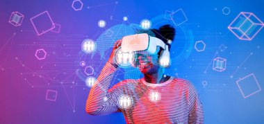 Neşeli bir kadın, küresel bağlantıları ve dijital ağları temsil eden yenilikçi modern iletişimi gösteren ikonlarla çevrili sanal gerçeklik teknolojisiyle meşgul oluyor. XDMCP