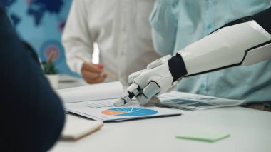 Renkli çizelgeler ve grafikler üzerinde robotik bir kol, modern iş ortamlarında karar verme mekanizmalarının geliştirilmesi için teknoloji ve insan görevlerinin füzyonunu vurgular. Noogenesis
