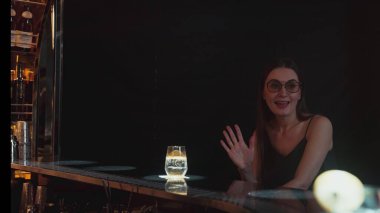 Güzel bir kadın limon dilimli cin kokteyli içmeyi sever. Etrafı arkadaşlarıyla çevrili. Lüks gece klübünde yabancılarla coşkulu ve canlı bir gece partisi atmosferinde. Vinosity.