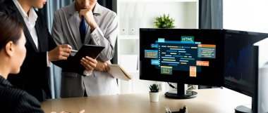 Yeni uygulama geliştirme için HTML, Python, Java ve C gibi çeşitli programlama dillerinin kodlama ekranı ile yazılım geliştirme veya programlama çalışmaları