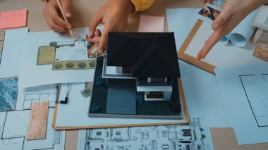 Modern Ev Projesi SACTR için Tasarımlar ve Tasarımlar Üzerinde Çalışan Yaratıcıların Elleriyle Detaylı Mimari Tasarım Süreci