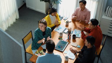 Proje yöneticisi toplantı odasında yaratıcı bir fikir sunarken çekici çeşitli takımların el çırpışlarının en üst görüntüsü. Çeşitli takımlar toplantı odasında birlikte pazarlama stratejisi planlıyorlar. Cemaat.