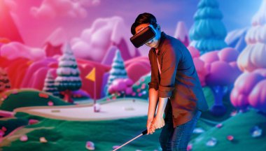 Metaverse 'te golf oynarken VR gözlük takan yetenekli bir oyuncu ya da mor gökyüzü olan golf sahası. Simülasyon dünyasına girerken spor yapan çekici bir golfçü ya da sporcu. Yaratıcılık.