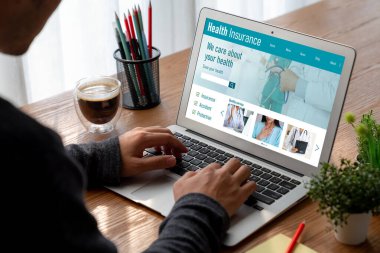 Model e-ticaret için SEO arama motoru optimizasyonu ve bilgisayar ekranında gösterilen çevrimiçi perakende işi