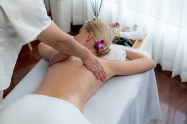 Kafkasyalı kadın müşteri stres önleyici spa masajının keyfini çıkarıyor ve lüks otel ya da oteldeki gündüz açık ortam güzellik salonunda güzellik teniyle eğleniyor. Sessiz.