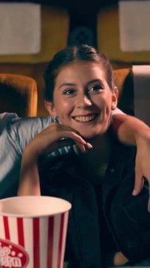 Erkekler ve kadınlar tiyatroda patlamış mısır yemek ve atmak eğlenceliydi.