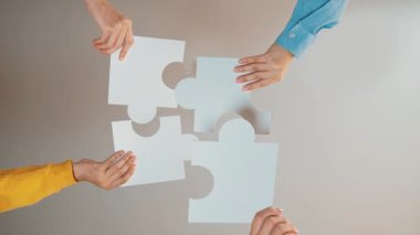 Girişimci şirket çalışanlarının el ele tutuşması başarılı bir iş ortaklığı grubunu ve panoramik videoda toplumsal iş yerinde güçlü bir birlik takım çalışmasını sembolize ediyor. Sinerjik