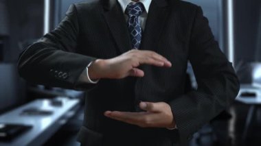Verimli çalışma süreçleri için çevrimiçi belge dizinlerini yöneten iş adamı. Tüm önemli çevrimiçi belgelerinize kolayca güvenli ve hızlı bir şekilde erişim sağlayın. Kullanıcı Kimliği