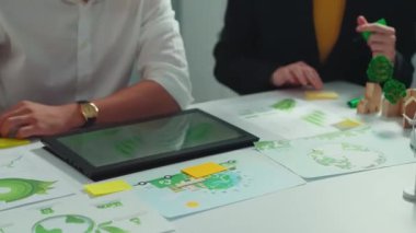 Çevre yatırımlarıyla ilgili beyin fırtınası ve planlama ekibini kapatın. Proje yöneticisi sürdürülebilir enerji ya da yenilenebilir enerji kullanımını tartışıyor. Eline odaklan. Hizalama.