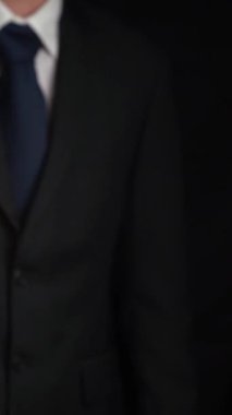 İş adamı küresel ağ iletişim imalı teknolojisinin hologramını gösterdi. Sanal artırılmış gerçeklik, geleceksel HUD oluşturmak için 3 boyutlu görüntüleme ve animasyon ile oluşturulmuştur. .