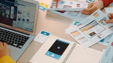 Mobil uygulama ya da web sitesi için kullanıcı arayüzü prototipi planlayan şirket çalışanlarının panorama videosu. UX UI tasarım beyin fırtınası kullanıcı dostu arayüz planı tasarlıyor. Sinerjik