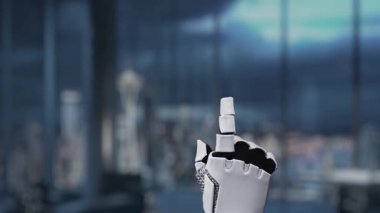 Robotik bir el, pazarlama stratejisi unsurlarını lüks bir ofiste gösteren dijital bir arayüze dokunarak yeniliği ve gelecekteki iş büyümesini sembolize ediyor. Auvana