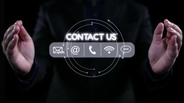 Eller, dijital etkileşim ve desteği sembolize eden iletişim yöntemlerini temsil eden çeşitli simgelerle birlikte 