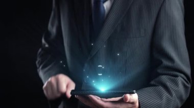 İş adamı, stratejik kararlar için değerli verileri çıkartarak arama motoru araştırması yapıyor. Kapsamlı araştırma ve SEO veri analizi için arama motorları kullanılıyor. Kullanıcı Kimliği