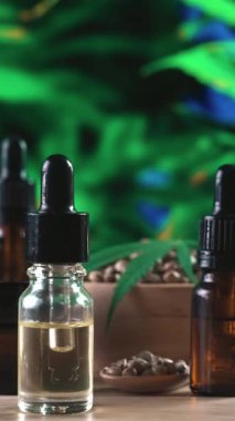 Doğal cilt bakım ürünü. Esrar laboratuarında üretiliyor. CBD yağı, kenevir tohumu ve kenevir bitkisi bahçeli masada nemlendirici krema kavanozu ürünü. Kopyalama alanı