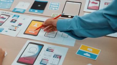 Mobil uygulama ya da web sitesi için kullanıcı arayüzü prototipi planlayan şirket çalışanlarının panorama videosu. UX UI tasarım beyin fırtınası kullanıcı dostu arayüz planı tasarlıyor. Sinerjik