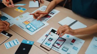 Mobil uygulama ya da web sitesi için kullanıcı arayüzü prototipi planlayan şirket çalışanlarının panorama videosu. UX UI tasarım beyin fırtınası kullanıcı dostu arayüz planı tasarlıyor. Sinerjik