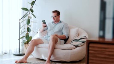 Elinde kahve fincanı olan orta yaşlı bir adam telefon arama verilerini kullanarak kanepeye oturur, çocukları iyi bir baba ya da eğlence olarak yetiştirir. İşadamı teknolojiyi kolaylık için kullanır. Uyumsuzluk.