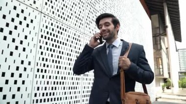 İş adamı telefonla ve neşeyle dans ederek müdürle konuşuyor. Yatırımcı iyi haberler alır, terfi alır, telefondan başarılı bir iş bulur ve aşırı sevinç hisseder. Sevinçli..