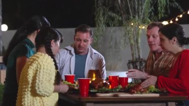 Aile, yıl dönümünü bahçede kutlar. Aile üyeleri, yemeğe. Doğayla iç içe olmak için açık hava kamp aktivitesi ve nesiller arası tatlı akrabalarla zaman geçirmek için. Uyumsuzluk.