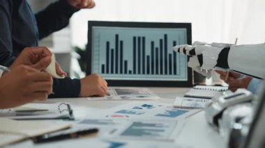 Analistler, hassas veri analizi ve kooperatif takım çalışması yoluyla stratejik pazarlama yaklaşımlarını rafine ederek yapay zeka tarafından oluşturulan içgörüleri koz olarak kullanıyorlar. Noogenesis Yapay Zeka