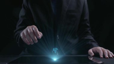 Bir iş adamı, günümüz dünyasında iletişimin ve yeniliğin önemini vurgulayarak küresel bağlantıları ve teknolojiyi temsil eden dijital bir küreye bağlanıyor. Dörtgen